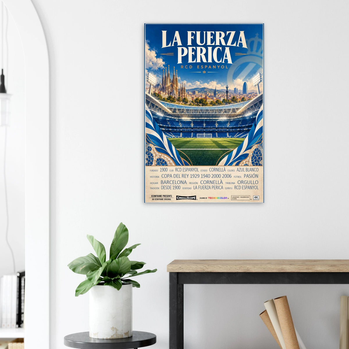 Espanyol Barcelona Poster „La Fuerza Perica“ an einer hellen Wand neben einer Pflanze und einem Tisch