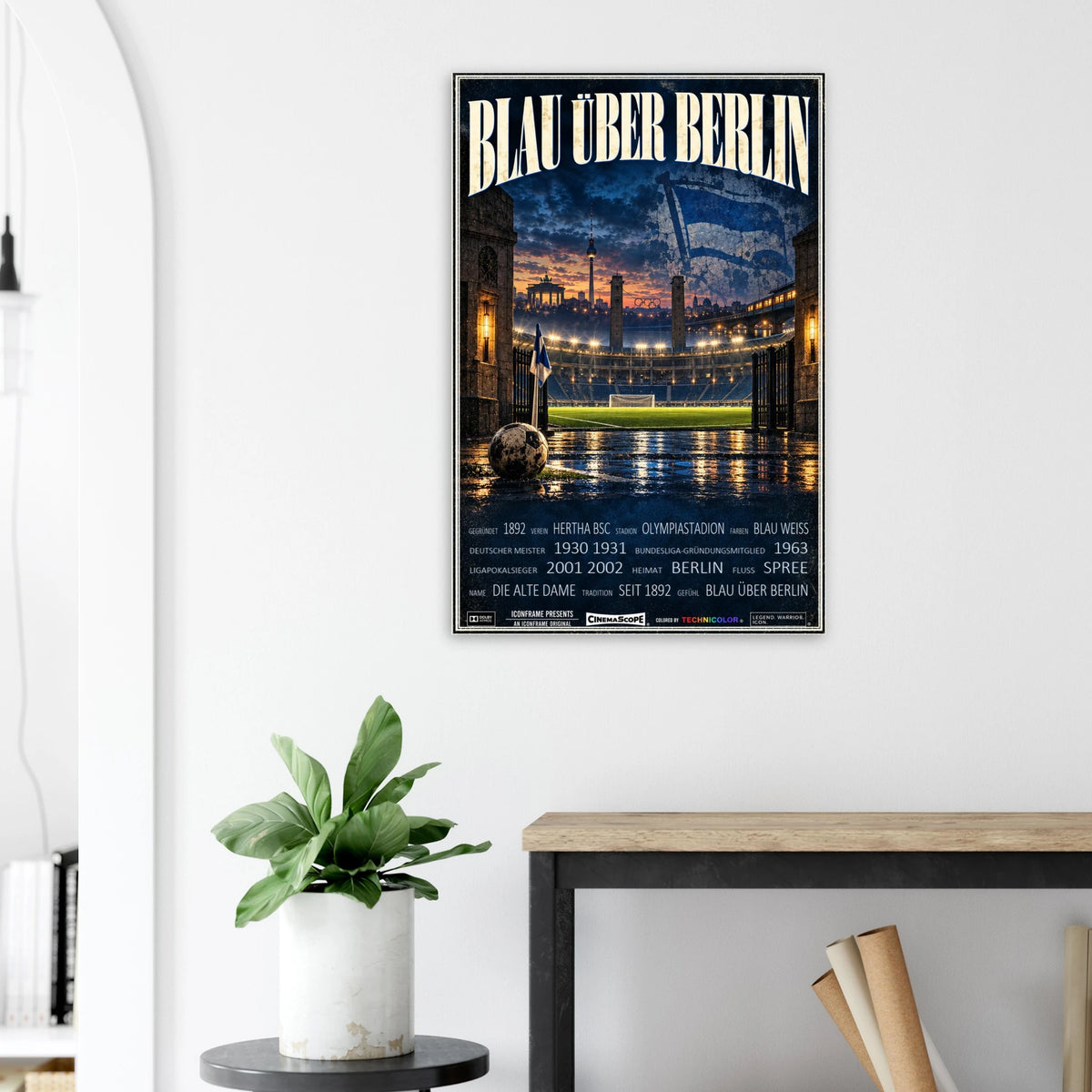Hertha BSC Poster „Blau über Berlin“ an einer hellen Wand neben einer Pflanze und einem Tisch