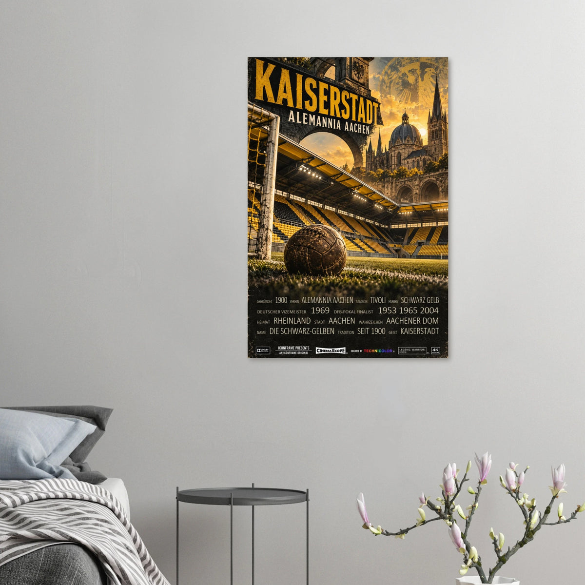 Alemannia Aachen Poster „Kaiserstadt“ an einer grauen Wand neben einem Bett