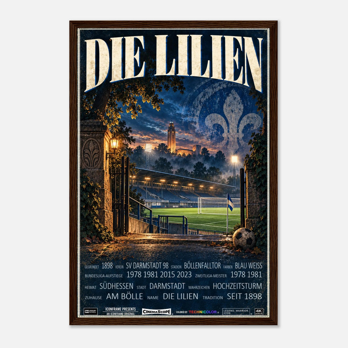 Darmstadt 98 Poster „Die Lilien“ – 30 × 45 cm, mit dunkelbraunem Holzrahmen vor hellem Hintergrund