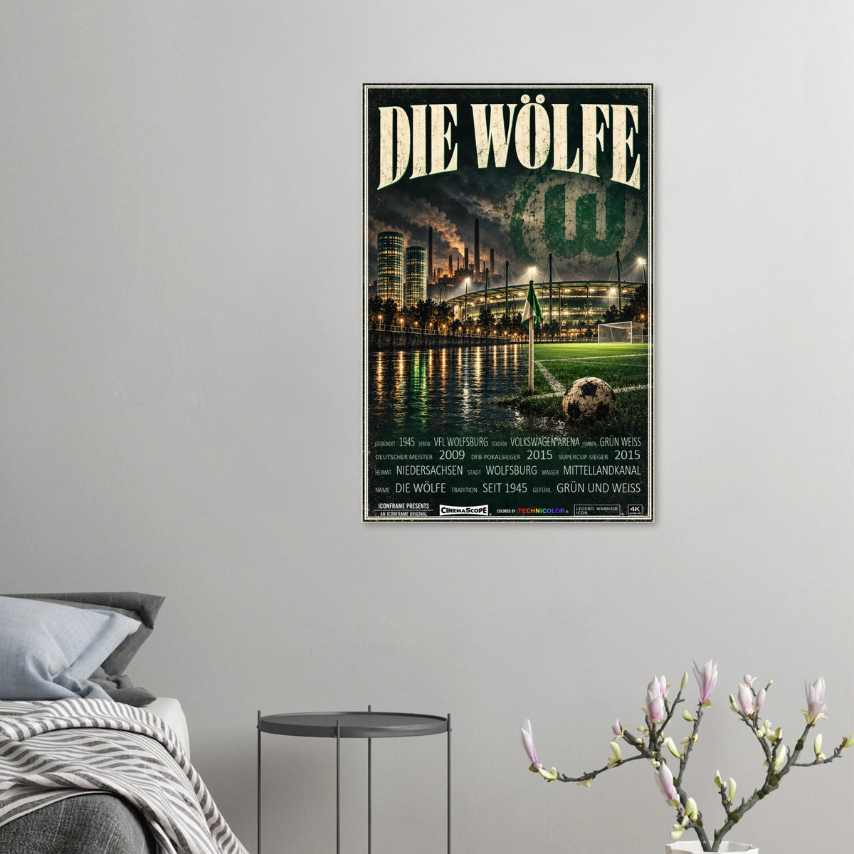 VfL Wolfsburg Poster „Die Wölfe“ an einer grauen Wand neben einem Bett