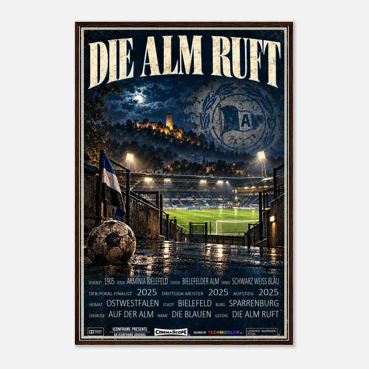 Arminia Bielefeld Poster „Die Alm ruft“ – 60 × 90 cm, mit dunkelbraunem Holzrahmen vor hellem Hintergrund