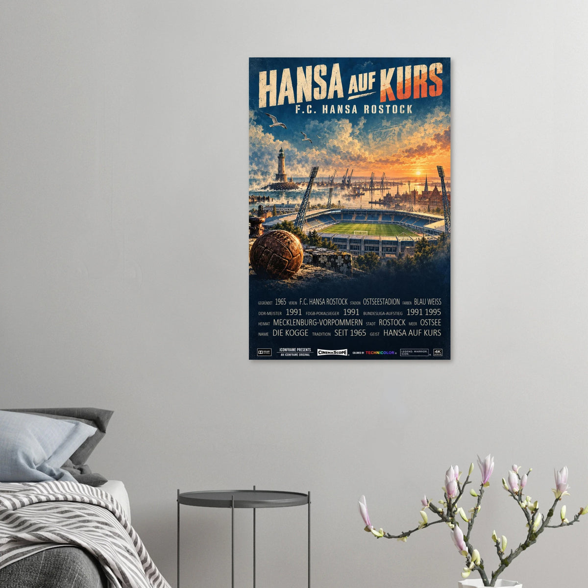 Hansa Rostock Poster „Hansa auf Kurs“ an einer grauen Wand neben einem Bett