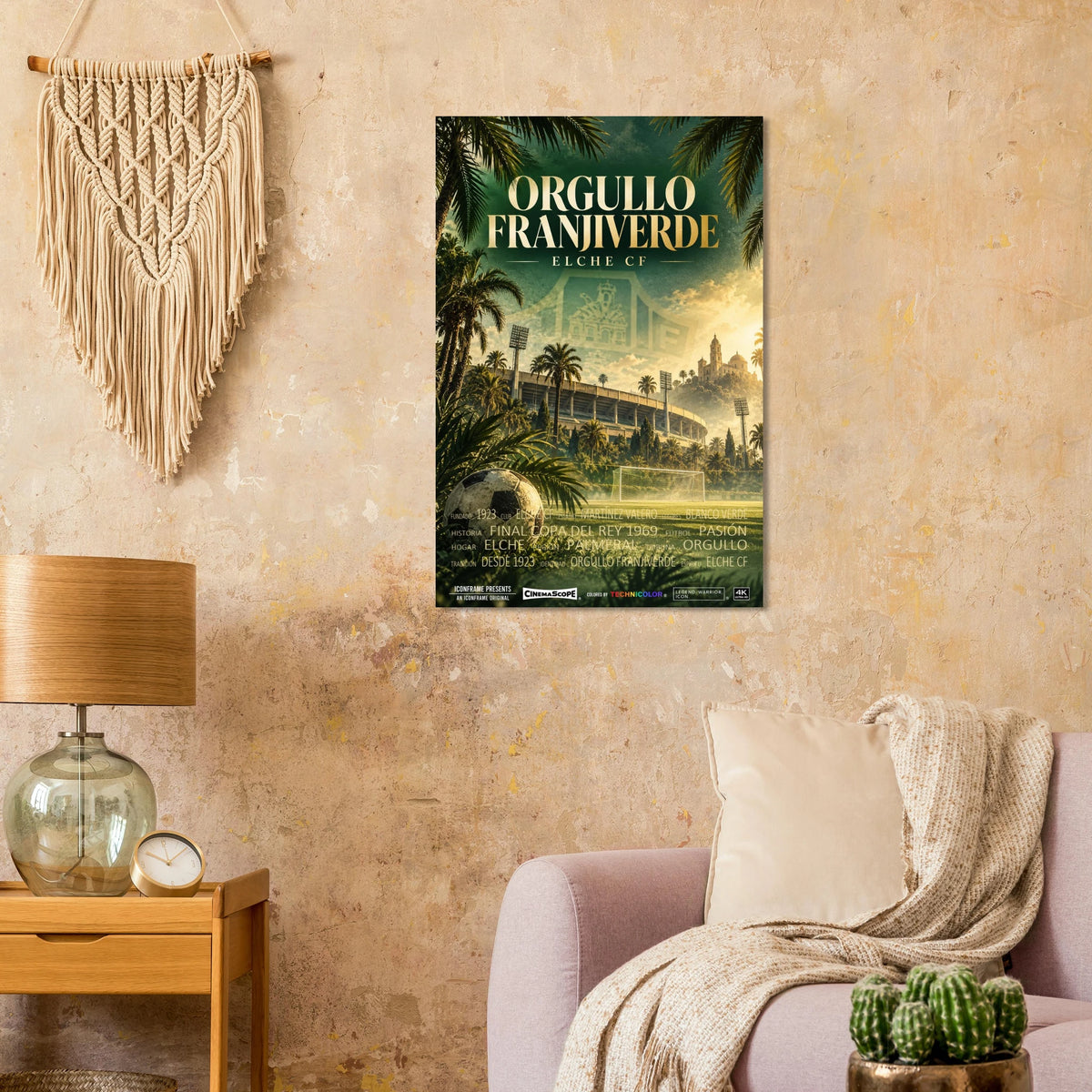 FC Elche Poster „Orgullo Franjiverde“ an einer warmen beigen Wand neben einem Sessel
