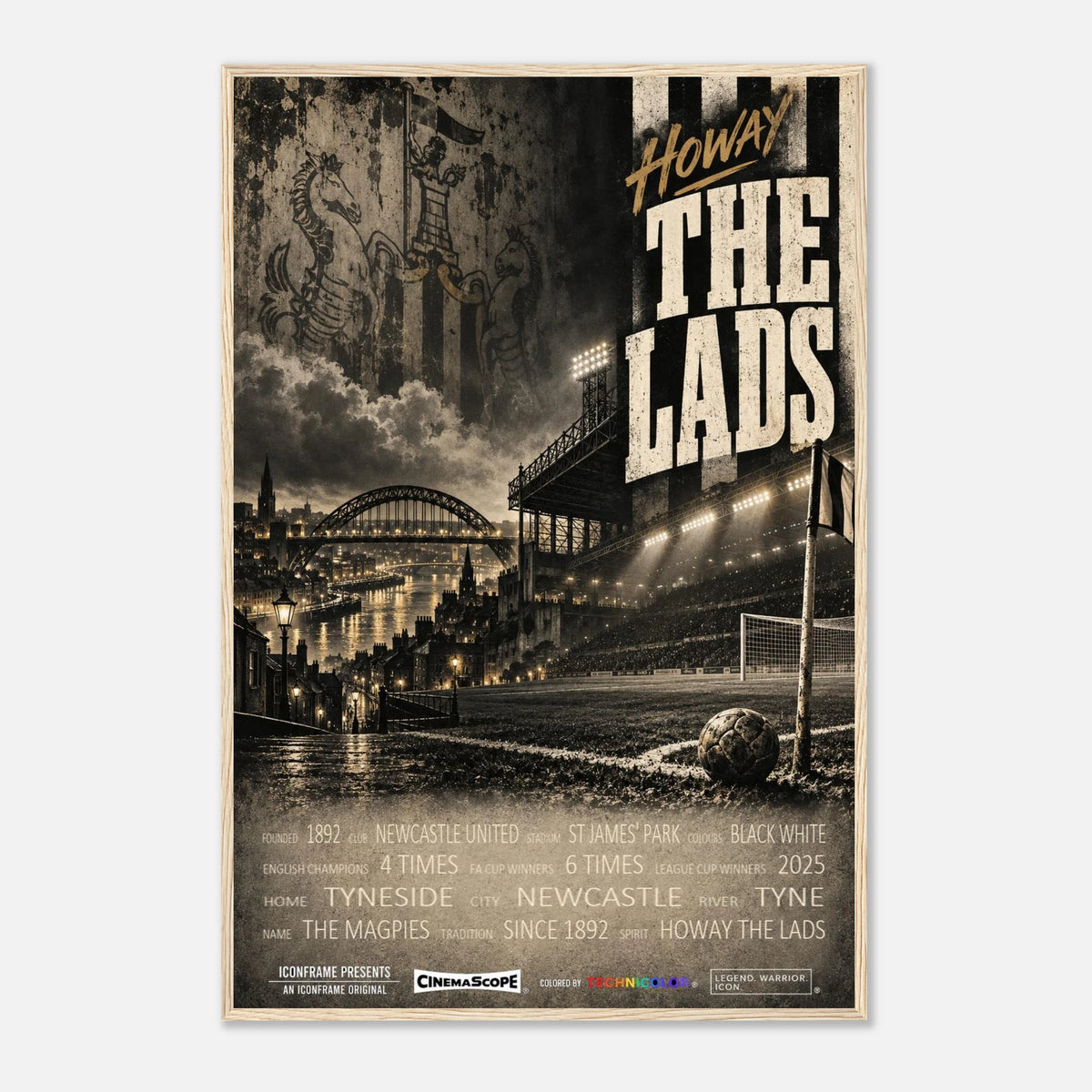 Newcastle United Poster „Howay the Lads“ – 60 × 90 cm, mit naturfarbenem Holzrahmen vor hellem Hintergrund