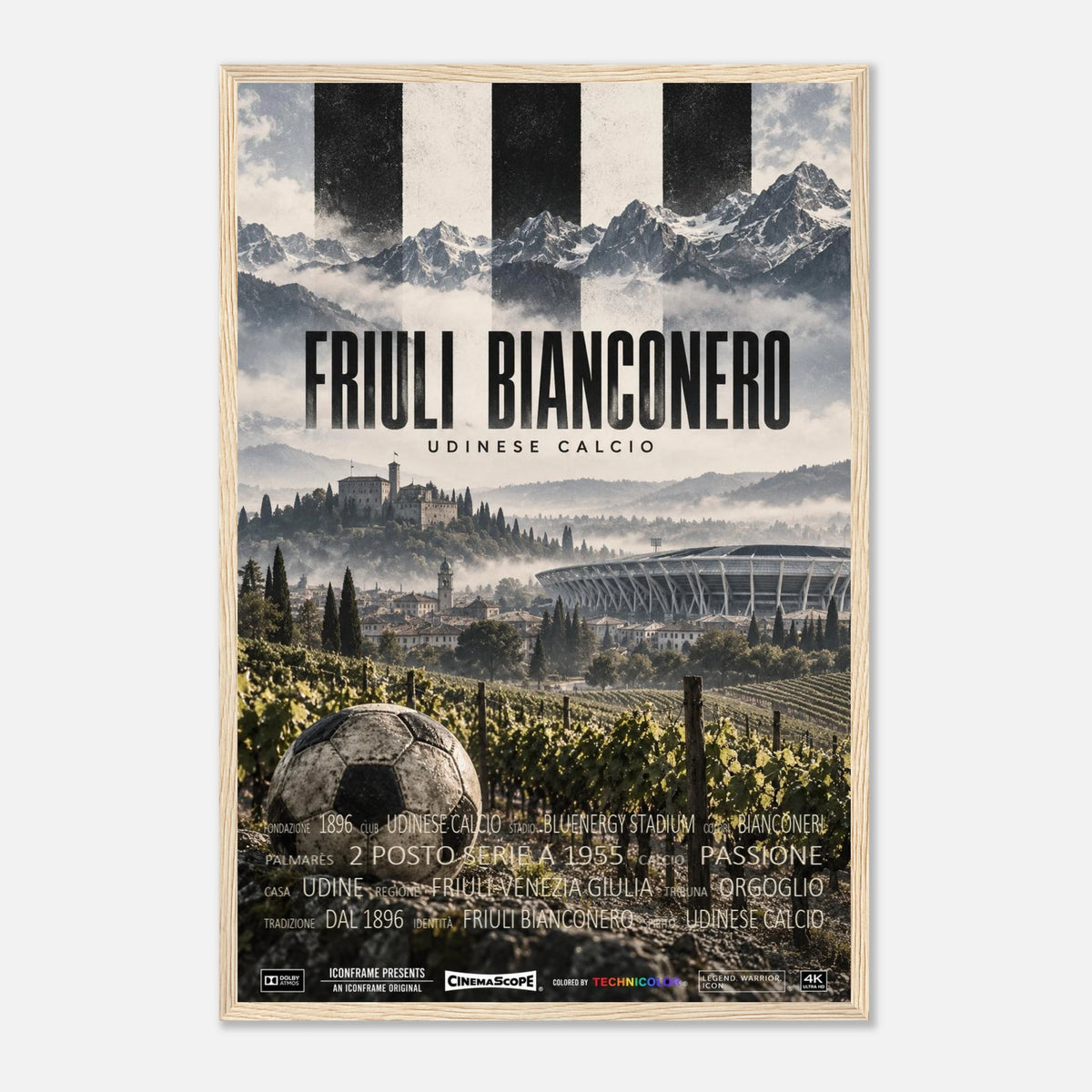 Udinese Calcio Poster „Friuli Bianconero“ – 40 × 60 cm, mit naturfarbenem Holzrahmen vor hellem Hintergrund