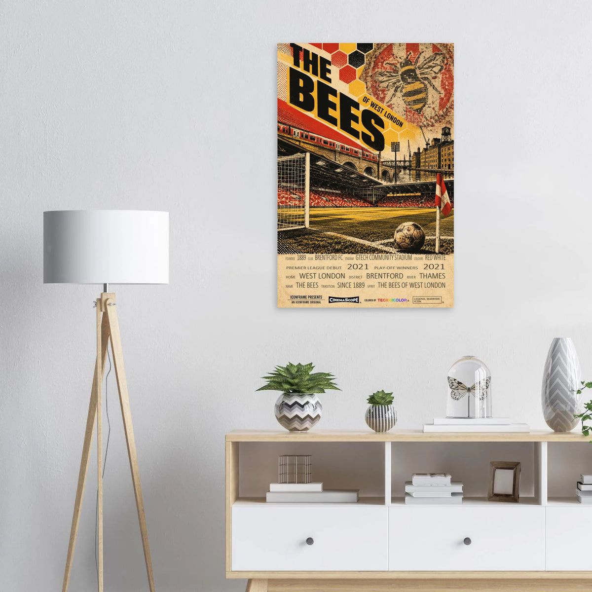 Brentford Poster „The Bees“ über einem Sideboard neben einer Stehlampe