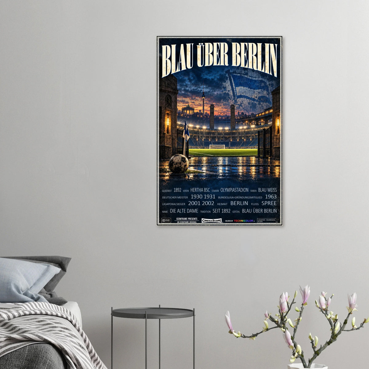 Hertha BSC Poster „Blau über Berlin“ an einer grauen Wand neben einem Bett