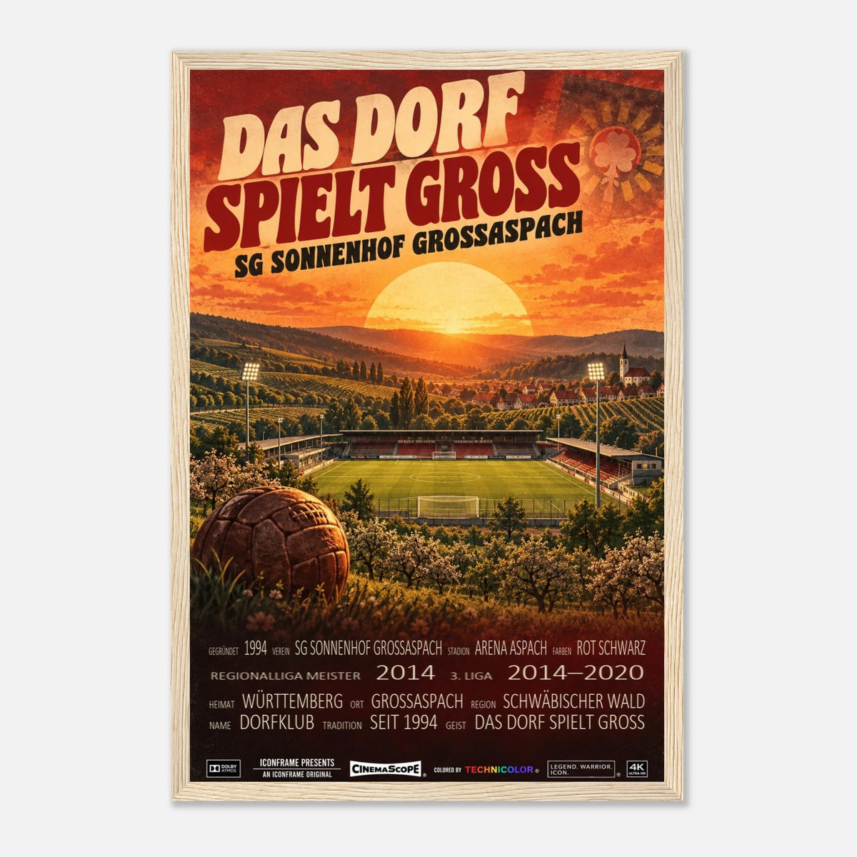 Sonnenhof Großaspach Poster „Das Dorf spielt groß“ – 30 × 45 cm, mit naturfarbenem Holzrahmen