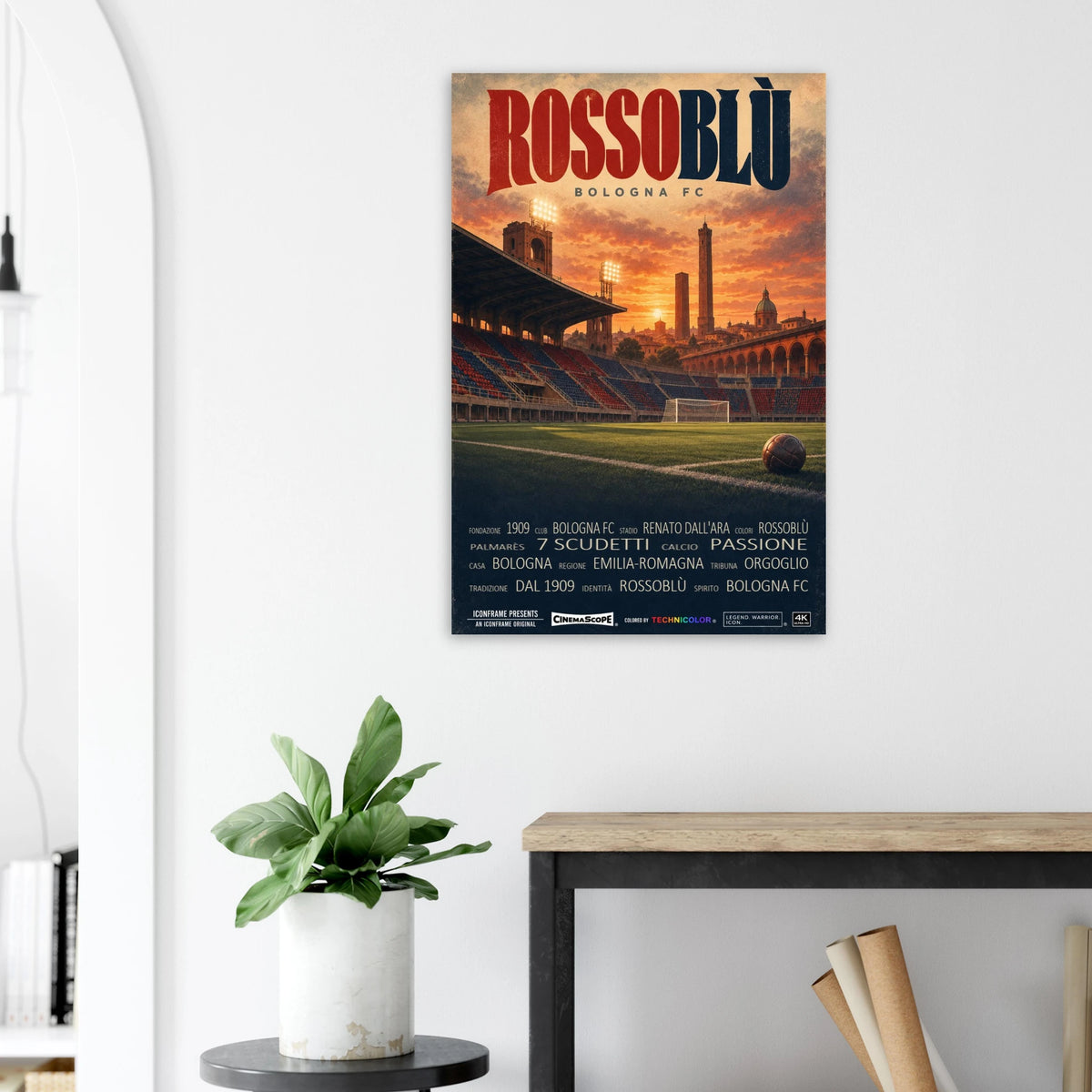 FC Bologna Poster „Rossoblù“ an einer hellen Wand neben einer Pflanze und einem Tisch