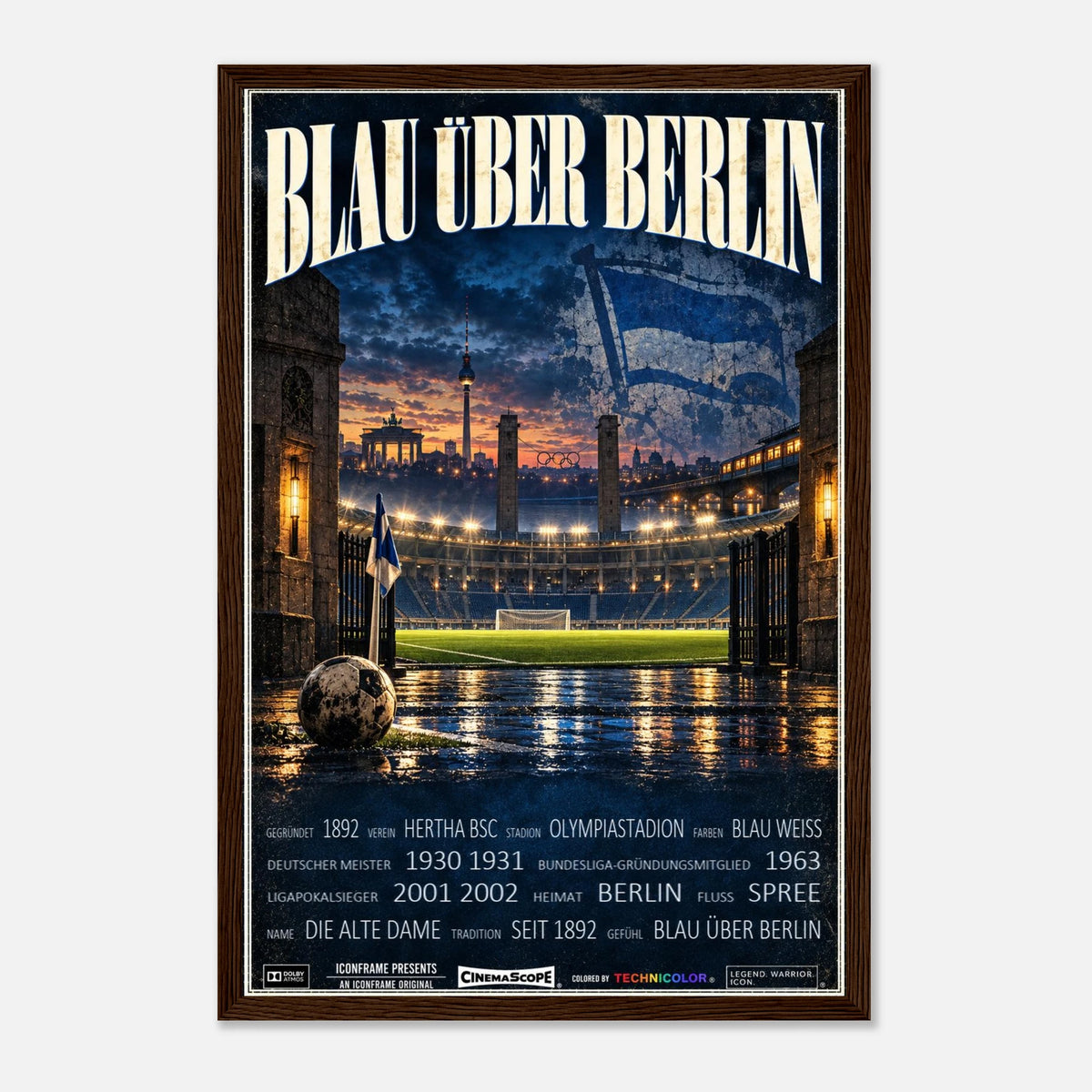 Hertha BSC Poster „Blau über Berlin“ – 30 × 45 cm, mit dunkelbraunem Holzrahmen vor hellem Hintergrund