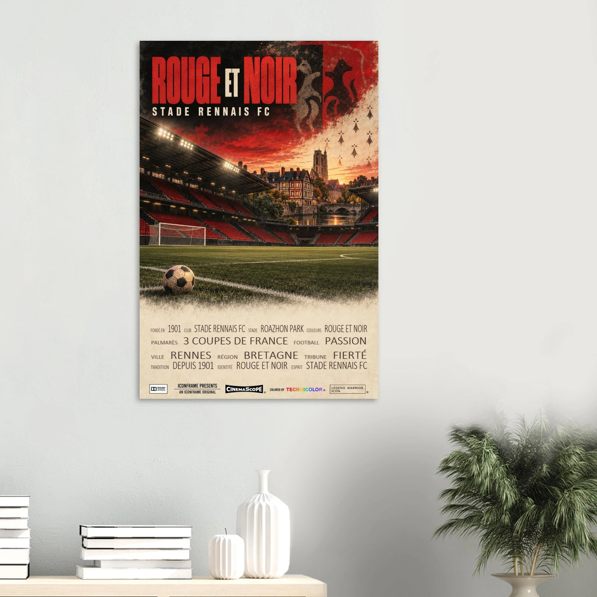 Stade Rennes Poster „Rouge et Noir“ an einer hellen Wand über einer Ablage mit Büchern und Vasen