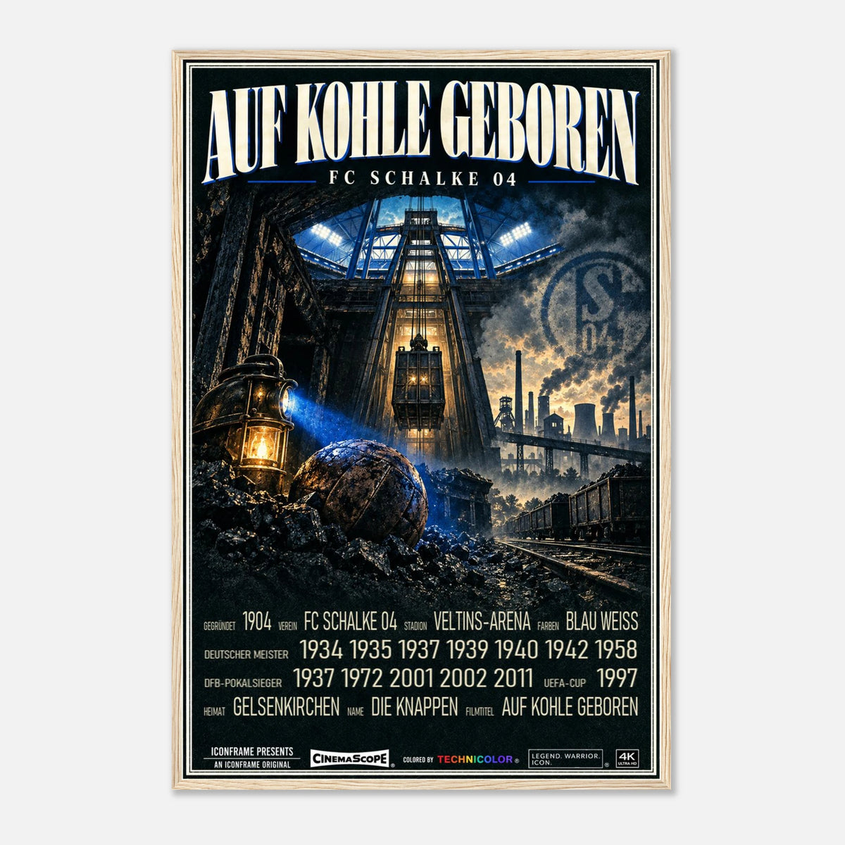 Schalke 04 Poster „Auf Kohle geboren“ – 60 × 90 cm, mit naturfarbenem Holzrahmen vor hellem Hintergrund
