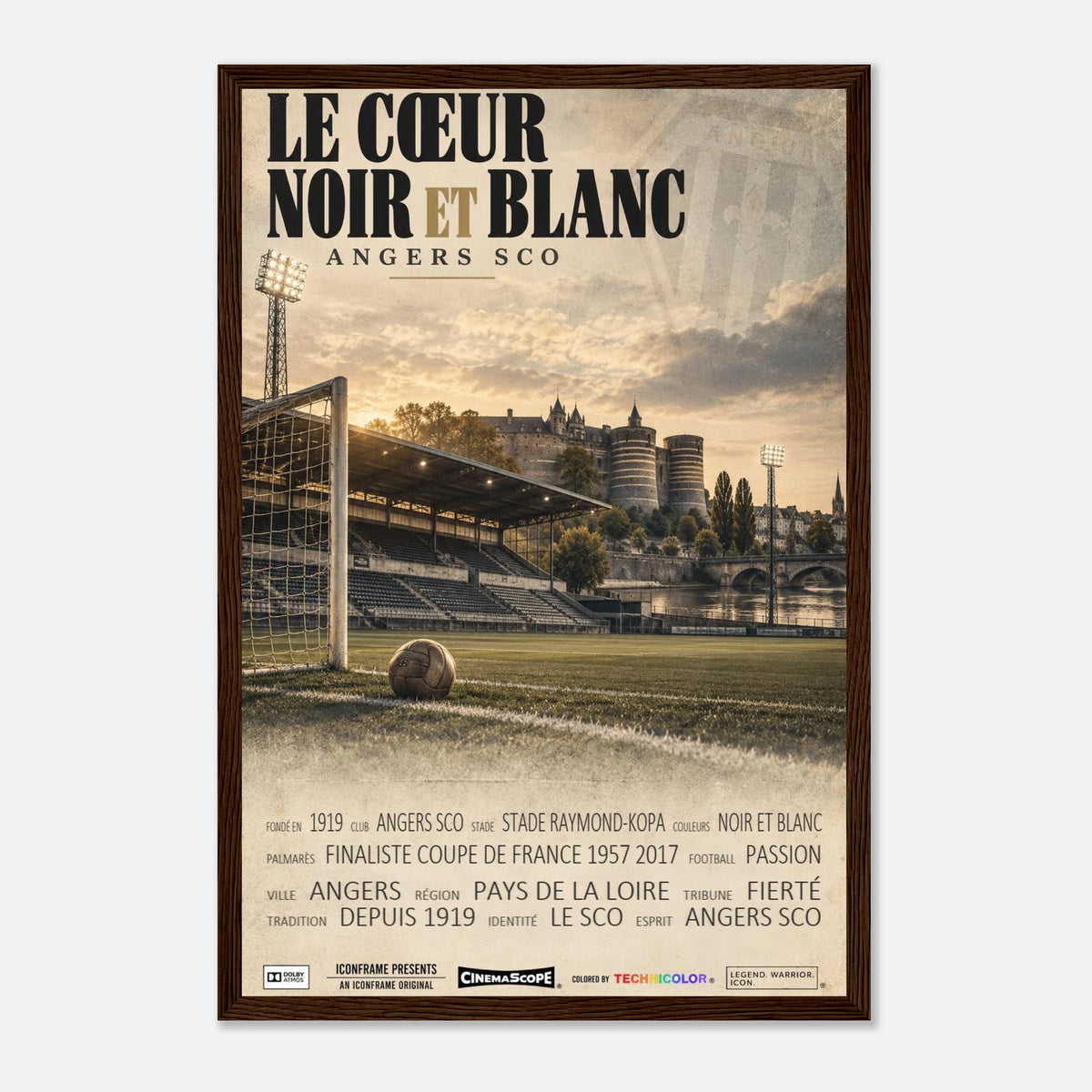 SCO Angers Poster „Le Cœur Noir et Blanc“ – 30 × 45 cm, mit dunkelbraunem Holzrahmen