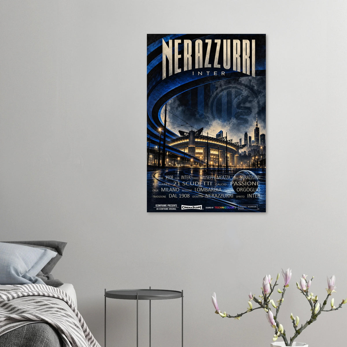 Inter Mailand Poster „Nerazzurri“ an einer grauen Wand neben einem Bett