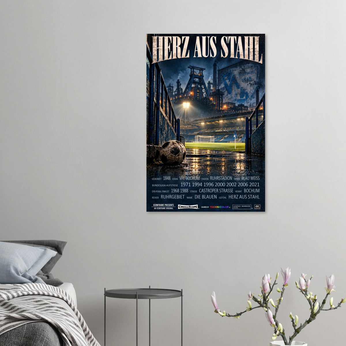 VfL Bochum Poster „Herz aus Stahl“ an einer grauen Wand neben einem Bett