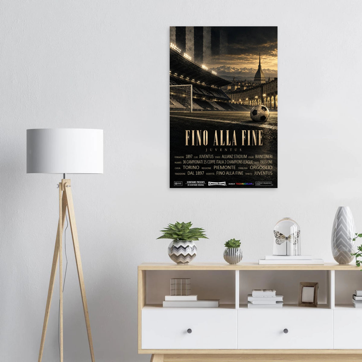 Juventus Turin Poster „Fino alla Fine“ an einer hellen Wand über einem Sideboard neben einer Stehlampe