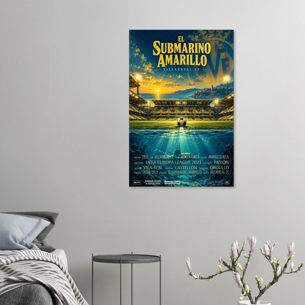 Villarreal Poster „El Submarino Amarillo“ an einer grauen Wand neben einem Bett