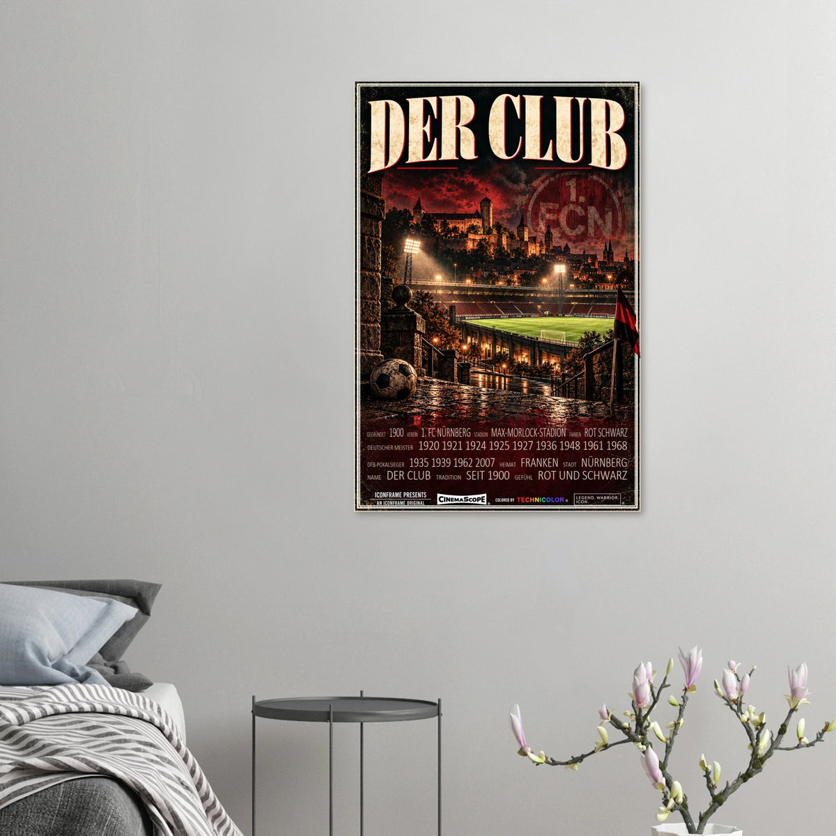 1. FC Nürnberg Poster „Der Club“ an einer grauen Wand neben einem Bett