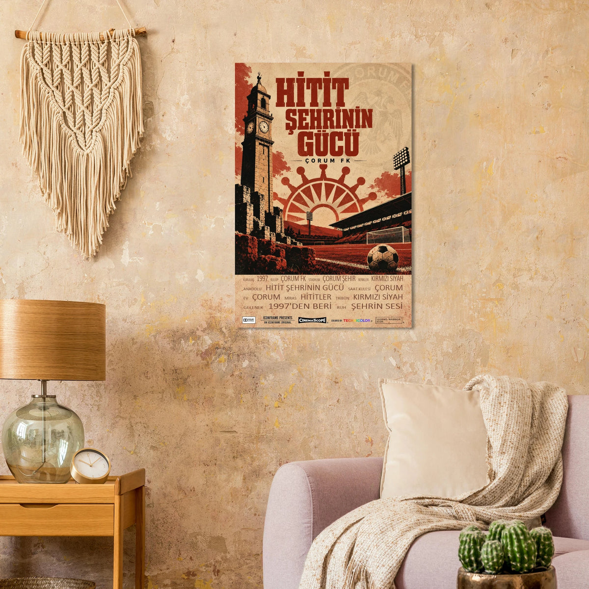 Çorum FK Poster „Hitit Şehrinin Gücü“ an einer beigen Wand neben einem Sessel und einer Tischlampe