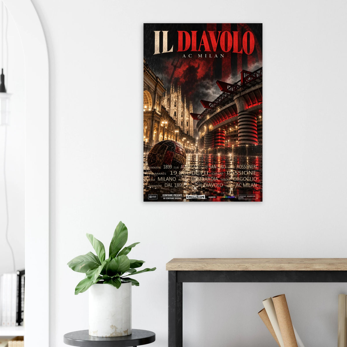 AC Mailand Poster „Il Diavolo“ an einer hellen Wand neben einer Pflanze und einem Tisch