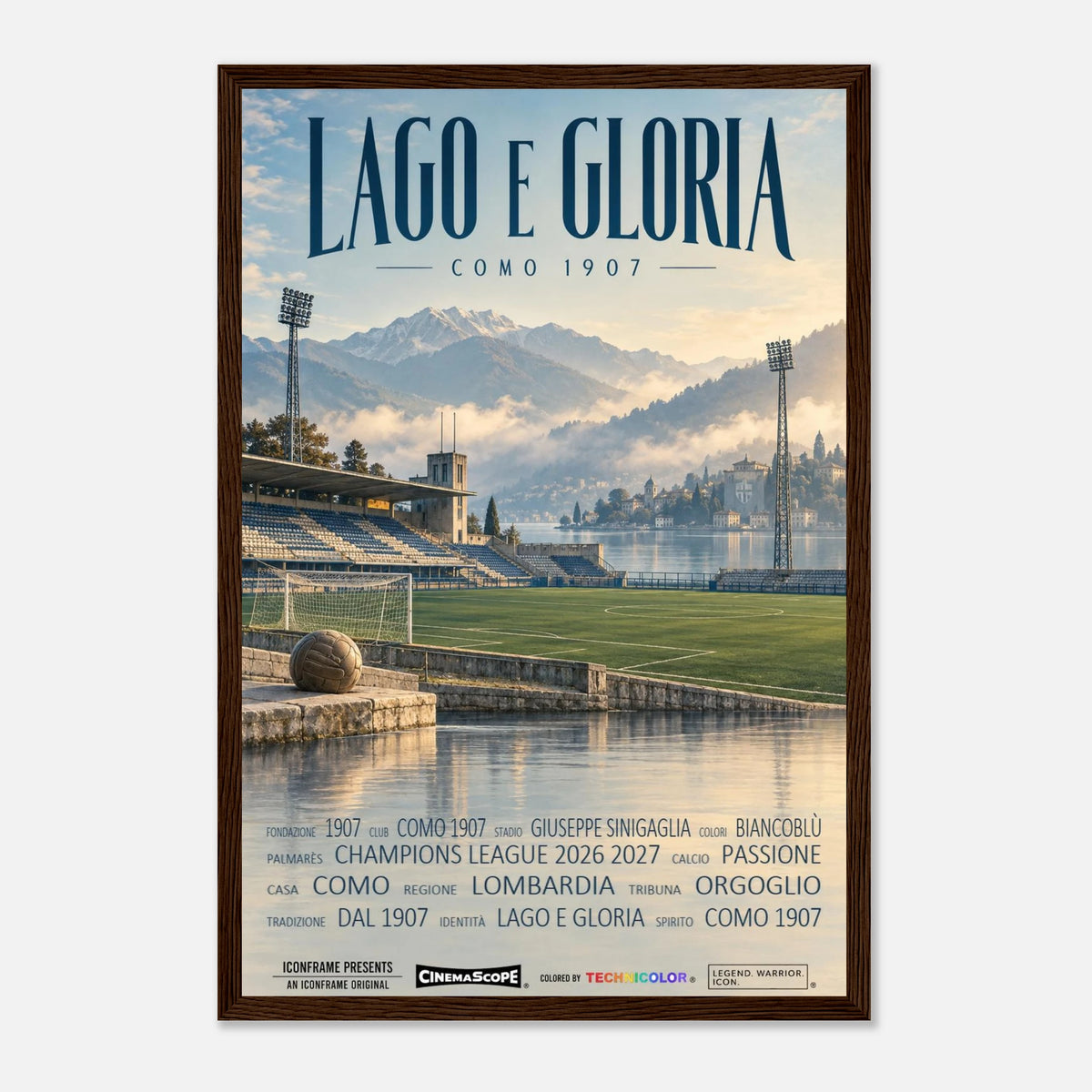 Como 1907 Poster „Lago e Gloria“ – 30 × 45 cm, mit dunkelbraunem Holzrahmen vor hellem Hintergrund