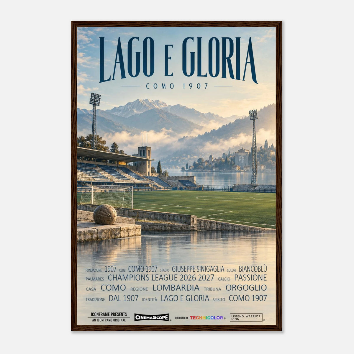 Como 1907 Poster „Lago e Gloria“ – 40 × 60 cm, mit dunkelbraunem Holzrahmen vor hellem Hintergrund