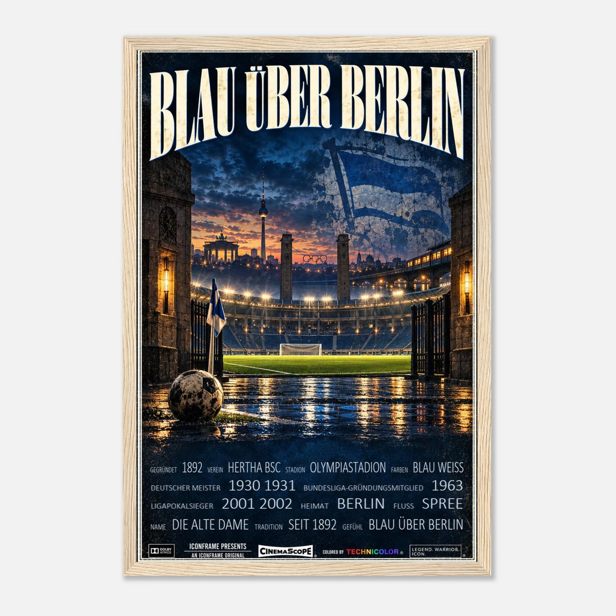 Hertha BSC Poster „Blau über Berlin“ – 30 × 45 cm, mit naturfarbenem Holzrahmen vor hellem Hintergrund