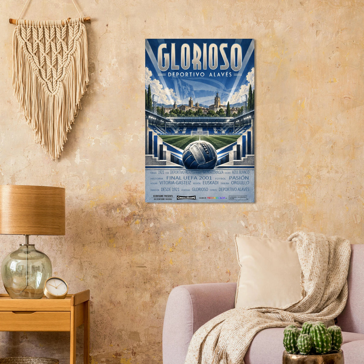 Deportivo Alavés Poster „Glorioso“ an einer warmen beigen Wand neben einem Sessel