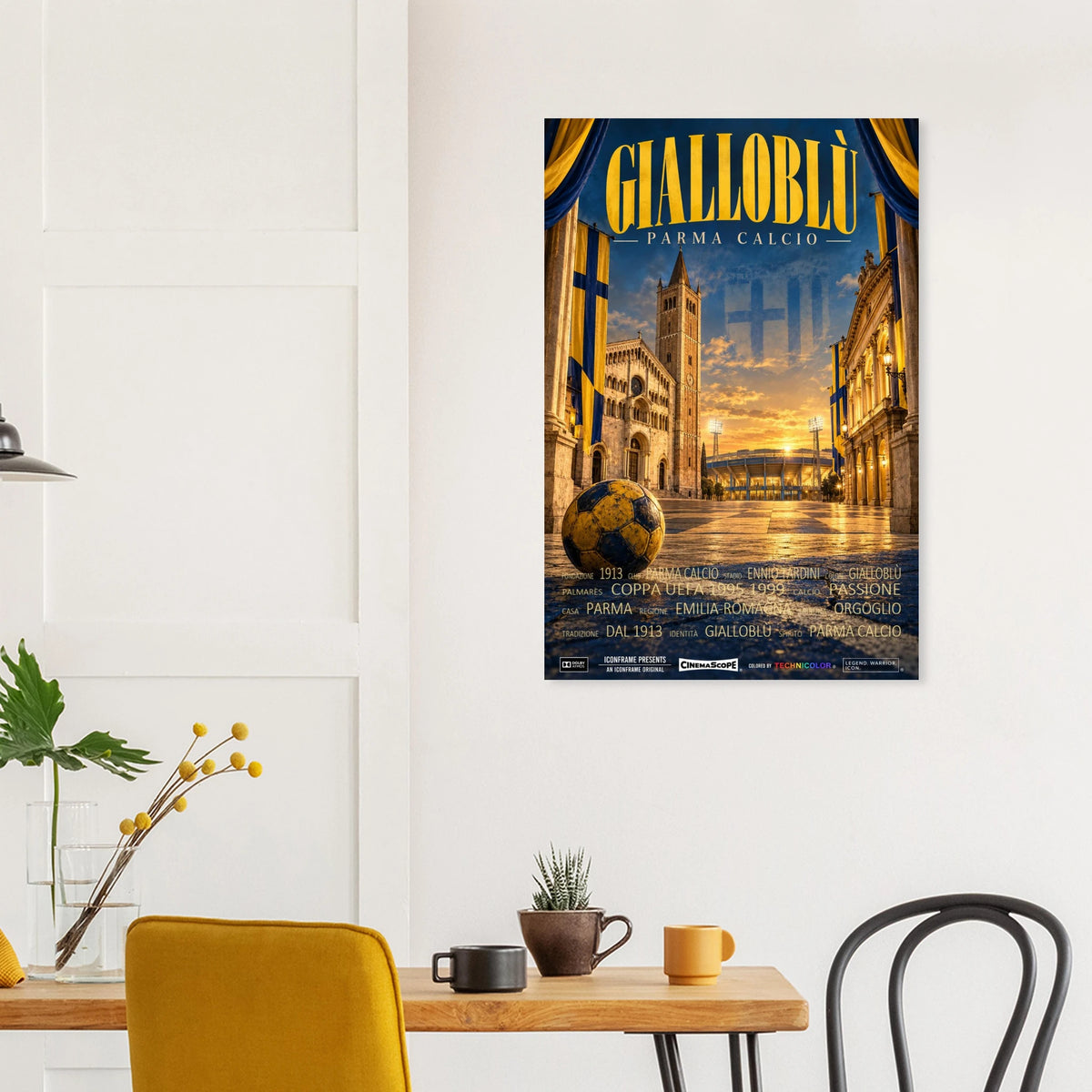 Parma Calcio Poster „Gialloblù“ an einer hellen Wand über einem Esstisch