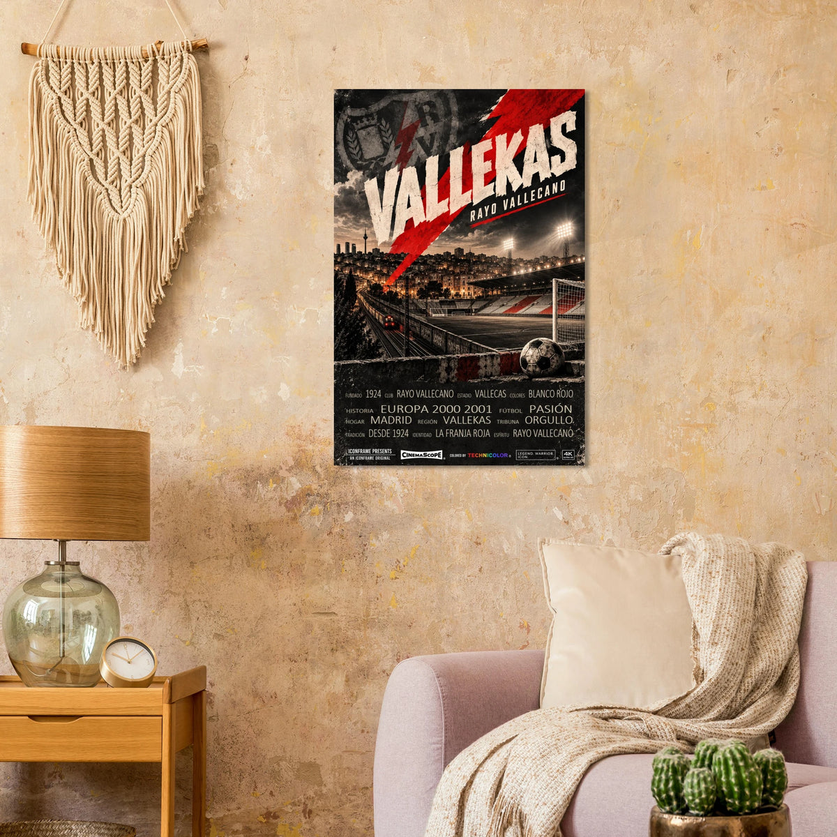 Rayo Vallecano Poster „Vallekas“ an einer warmen beigen Wand neben einem Sessel