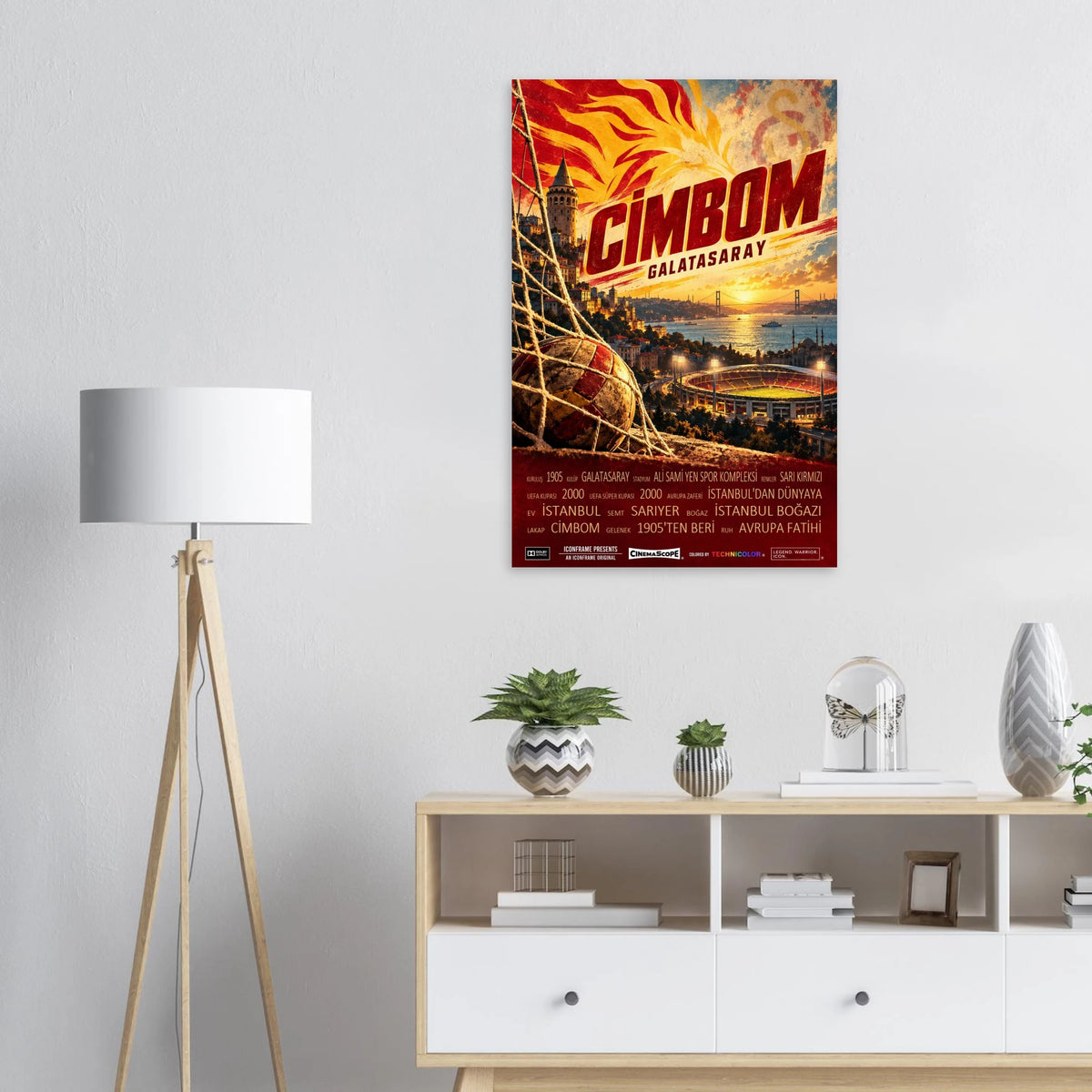 Galatasaray Istanbul Poster „Cimbom“ an einer hellen Wand über einem Sideboard neben einer Stehlampe