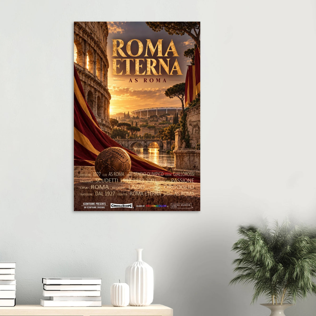 AS Rom Poster „Roma Eterna“ an einer hellen Wand über einer Ablage mit Büchern und Vasen