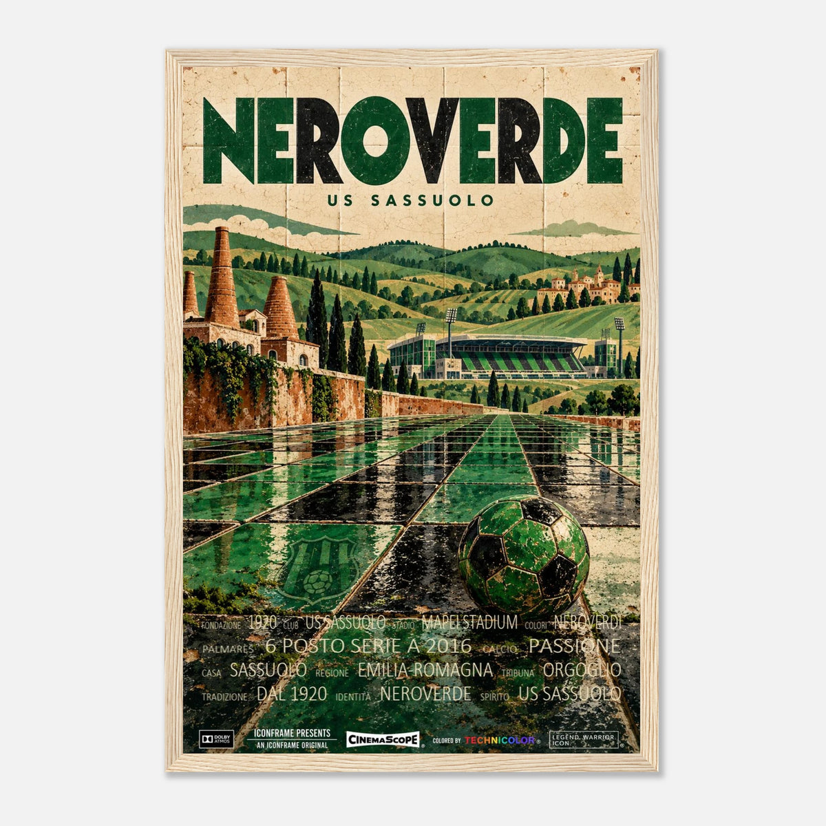 US Sassuolo Poster „Neroverde“ – 30 × 45 cm, mit naturfarbenem Holzrahmen vor hellem Hintergrund