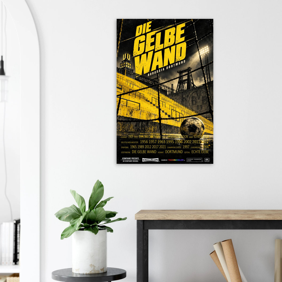 Borussia Dortmund Poster „Die gelbe Wand“ an einer hellen Wand neben einer Pflanze und einem Tisch