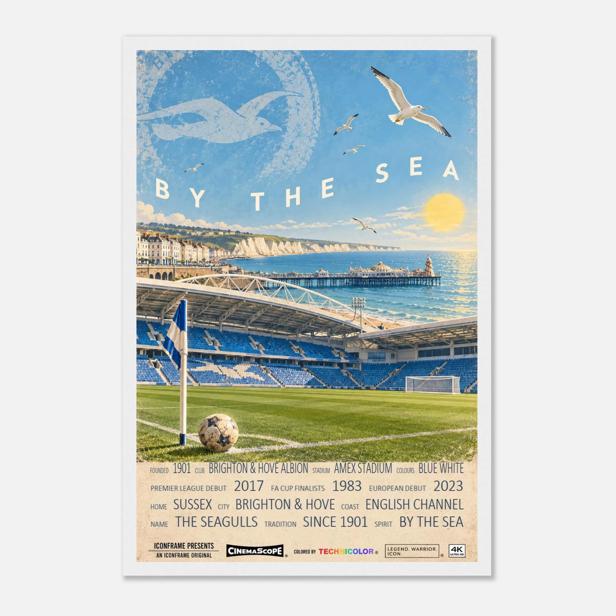Brighton & Hove Albion Poster „By the Sea“ – 30 × 45 cm, mit weißem Holzrahmen vor hellem Hintergrund