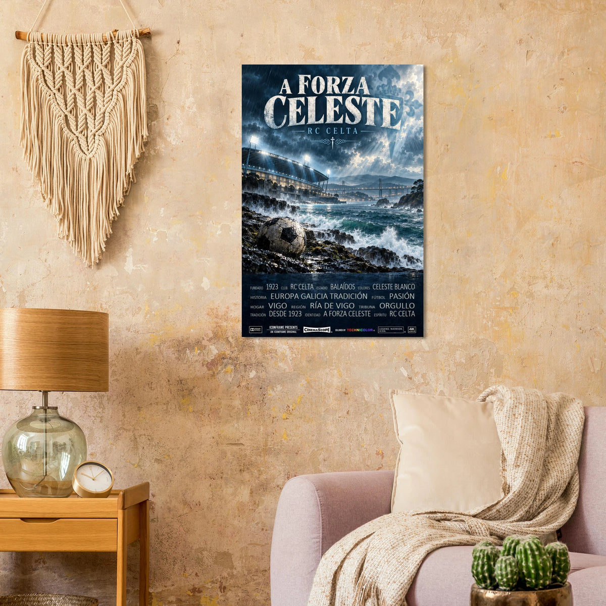 Celta Vigo Poster „A Forza Celeste“ an einer warmen beigen Wand neben einem Sessel