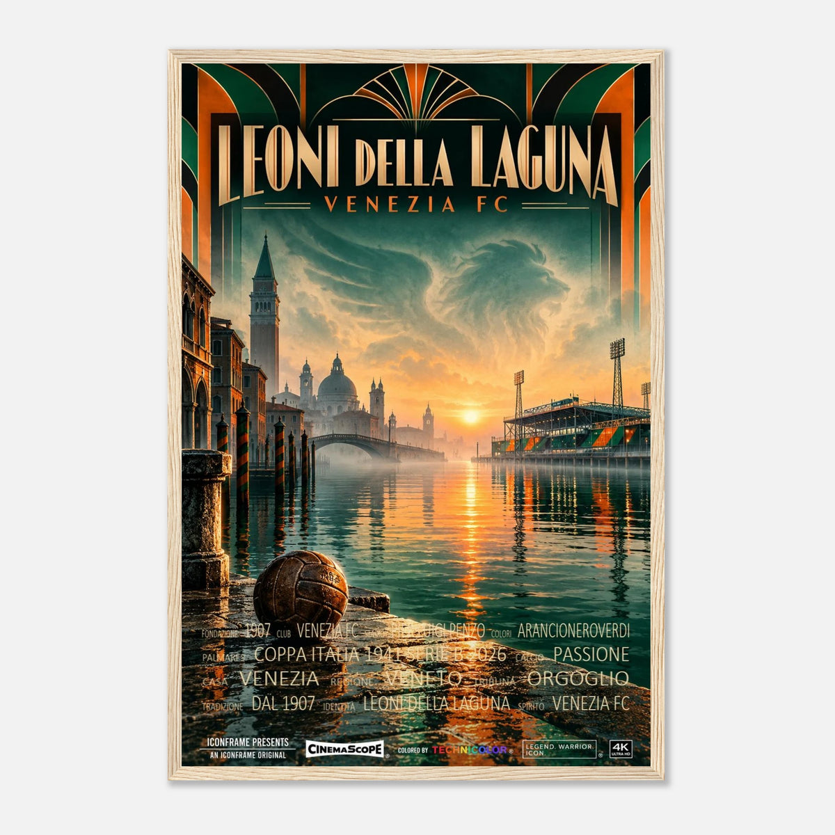FC Venedig Poster „I Leoni della Laguna“ – 40 × 60 cm, mit naturfarbenem Holzrahmen vor hellem Hintergrund