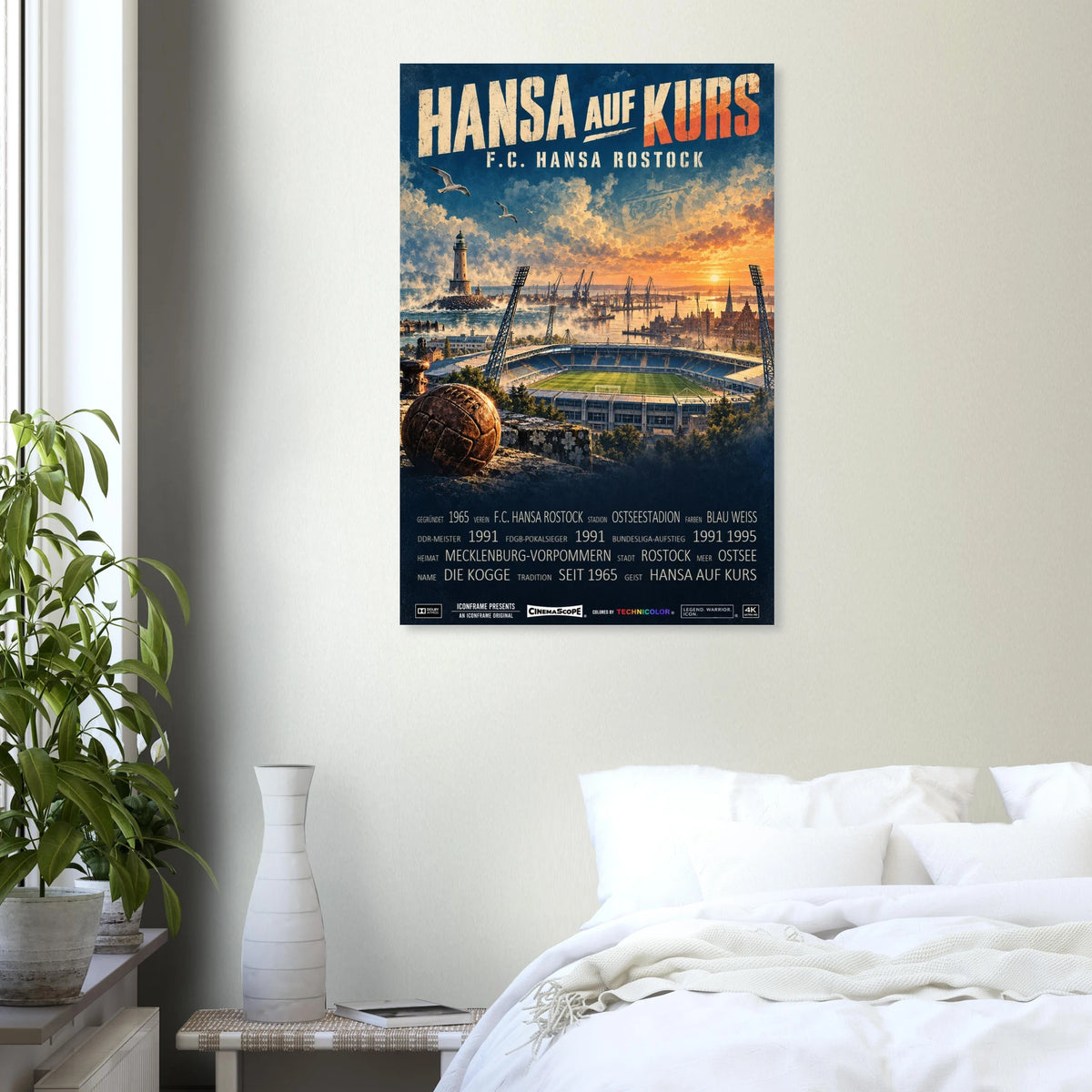 Hansa Rostock Poster „Hansa auf Kurs“ an einer hellen Wand über einem weiß bezogenen Bett