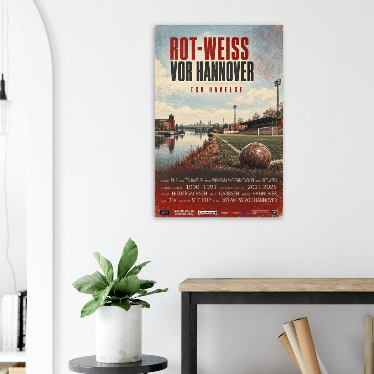 TSV Havelse Poster „Rot-Weiss vor Hannover“ an einer hellen Wand neben einer Pflanze und einem Tisch