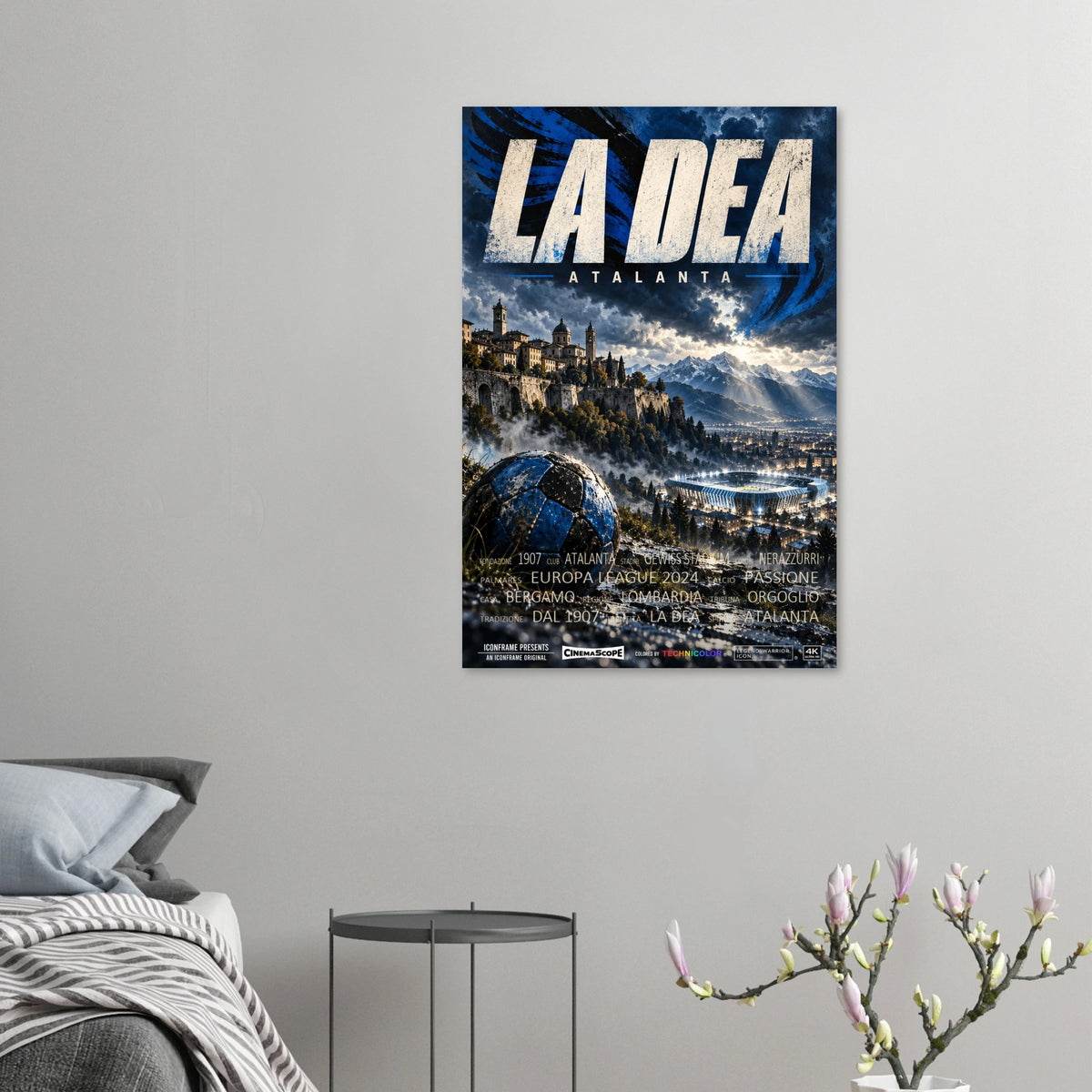 Atalanta Bergamo Poster „La Dea“ an einer grauen Wand neben einem Bett