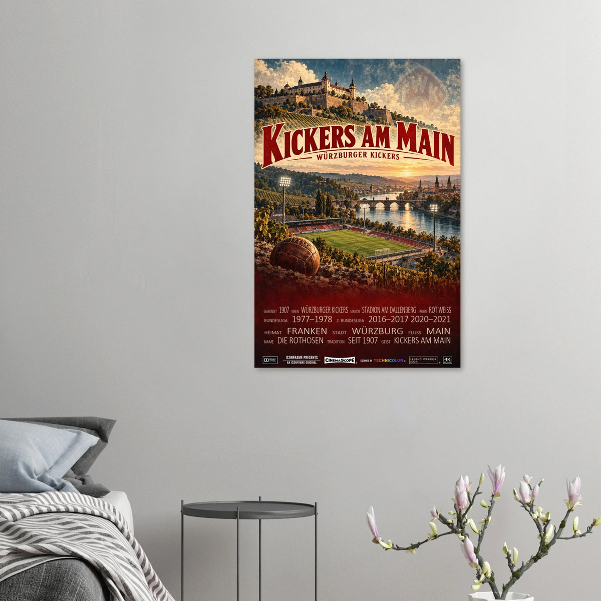 Würzburger Kickers Poster „Kickers am Main“ an einer grauen Wand neben einem Bett