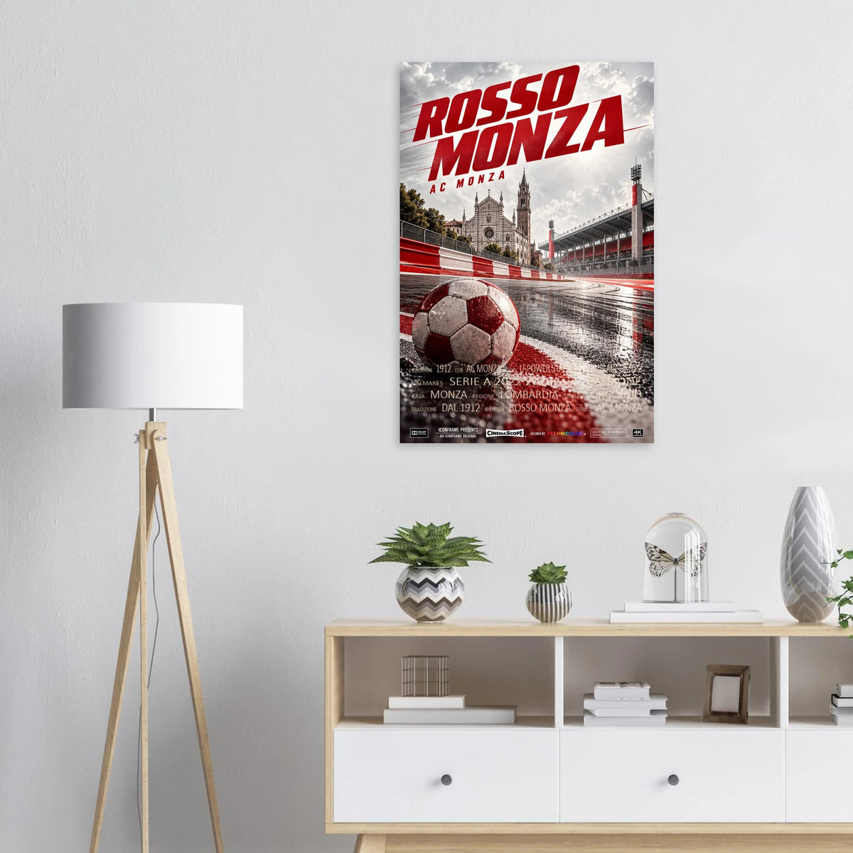 AC Monza Poster „Rosso Monza“ an einer hellen Wand über einem Sideboard neben einer Stehlampe