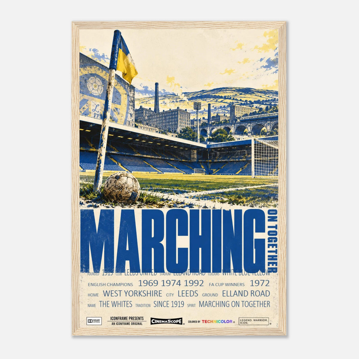 Leeds United Poster „Marching on Together“ – 30 × 45 cm, mit naturfarbenem Holzrahmen vor hellem Hintergrund