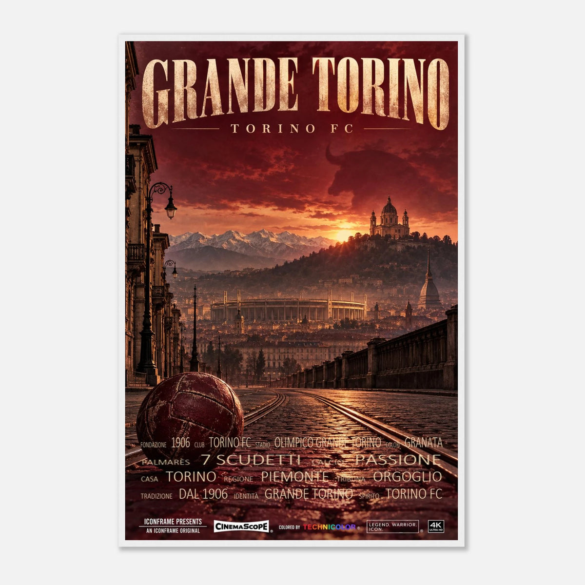 FC Turin Poster „Grande Torino“ – 60 × 90 cm, mit weißem Holzrahmen vor hellem Hintergrund