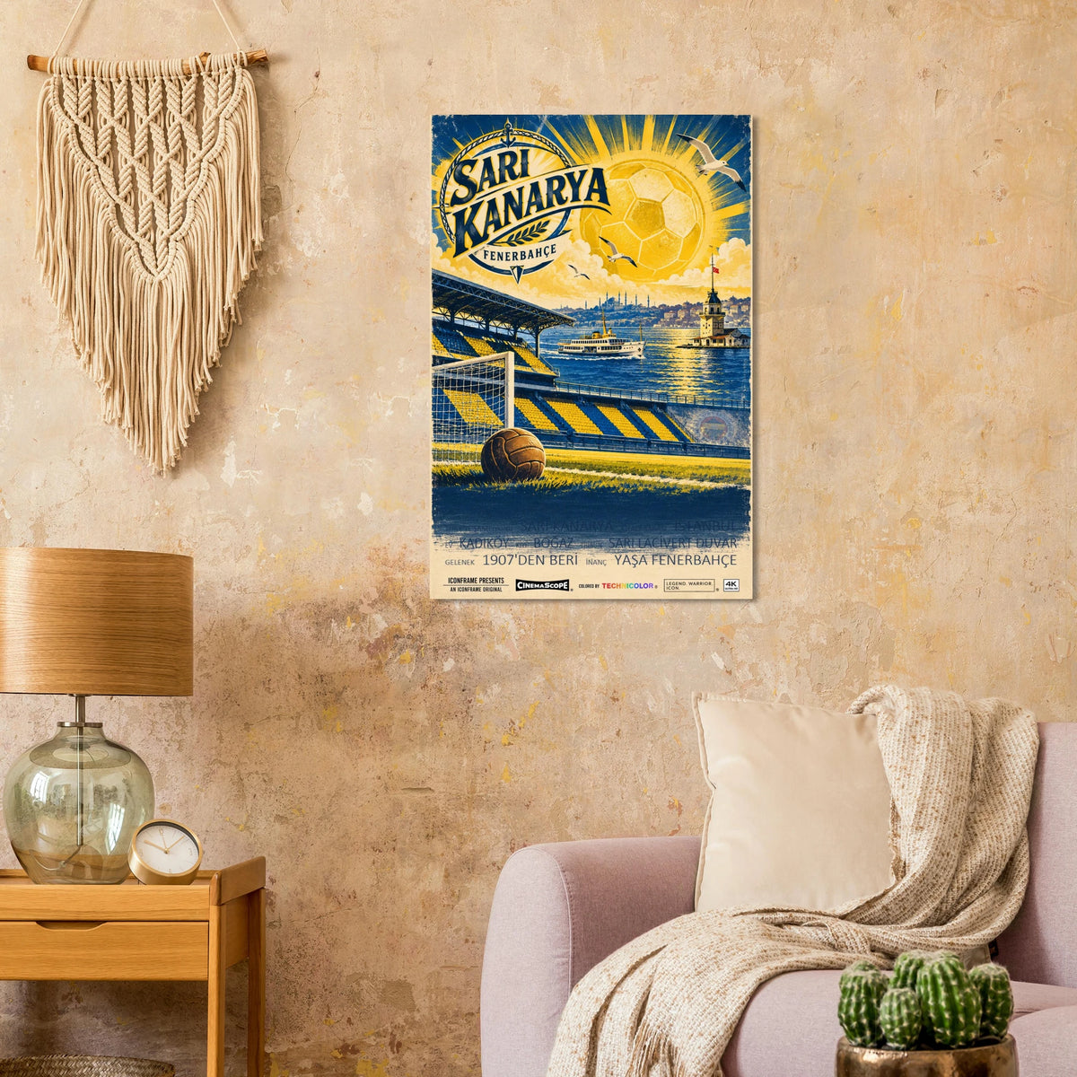 Fenerbahçe Istanbul Poster „Sarı Kanarya“ an einer beigen Wand neben einem Sessel und einer Tischlampe