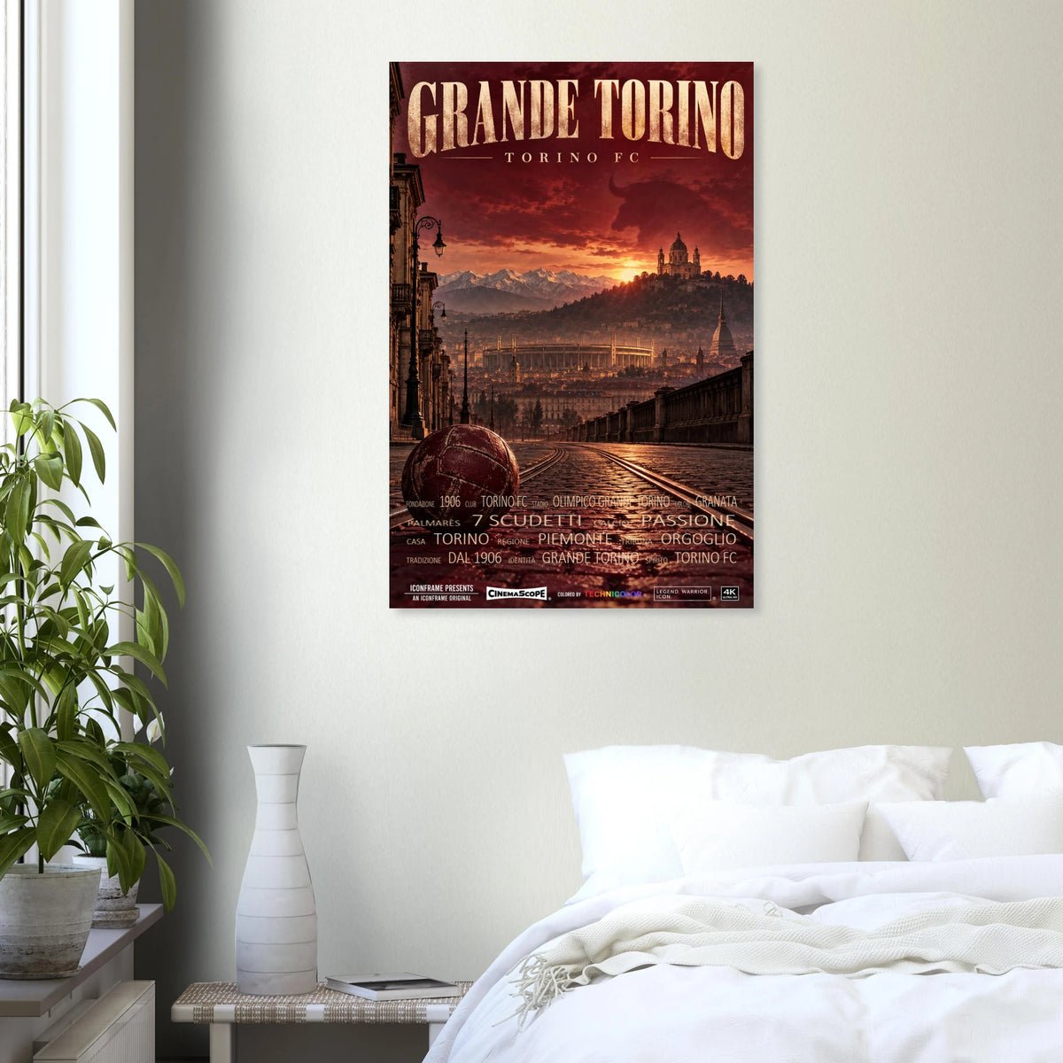 FC Turin Poster „Grande Torino“ an einer hellen Wand über einem weiß bezogenen Bett